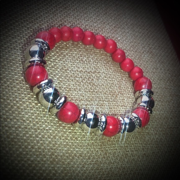 🎁✈️😊Lovely, Red & Silver, Beaded Bracelet, NWT - Picture 2 of 5